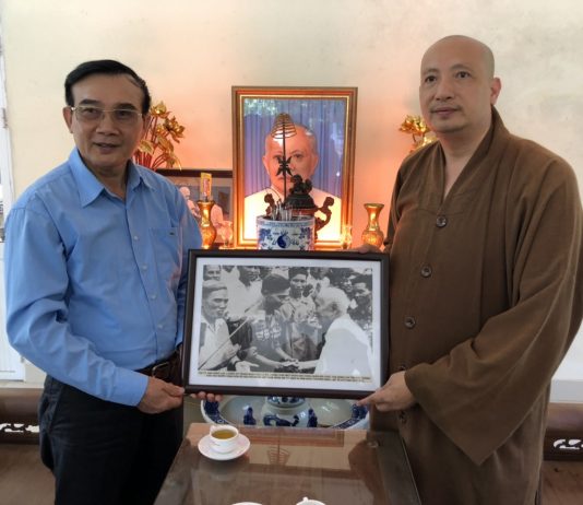 Sáng hôm nay trụ trì Thích Quảng Minh trụ trì chùa Thắng Phúc , Chùa Hộ Quốc đã đón thiếu tướng Lê Mã Lương anh hùng LLVT đến thăm đền thờ chủ tịch Tôn Đức Thắng ,thiếu tướng đã trao hiện vật và hình ảnh chủ tịch cho ĐĐ .Đón tiếp thiếu tướng có ĐĐ Thích Quảng Minh và các lãnh đạo địa phương.