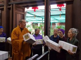 thuong-toa-thich-quang-minh-phat-qua-tet-cho-phat-tu