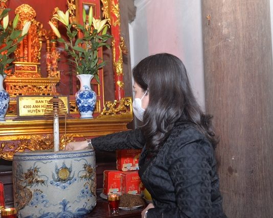 Pho-Chu-tich-nuoc-Vo-Thi-Anh-Xuan-dang-huong-tuong-niem-co-Chu-tich-nuoc-Ton-Duc-Thang (1)